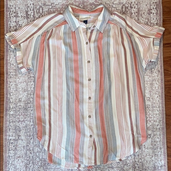 Universal Thread Tops - Universal Thread button up top